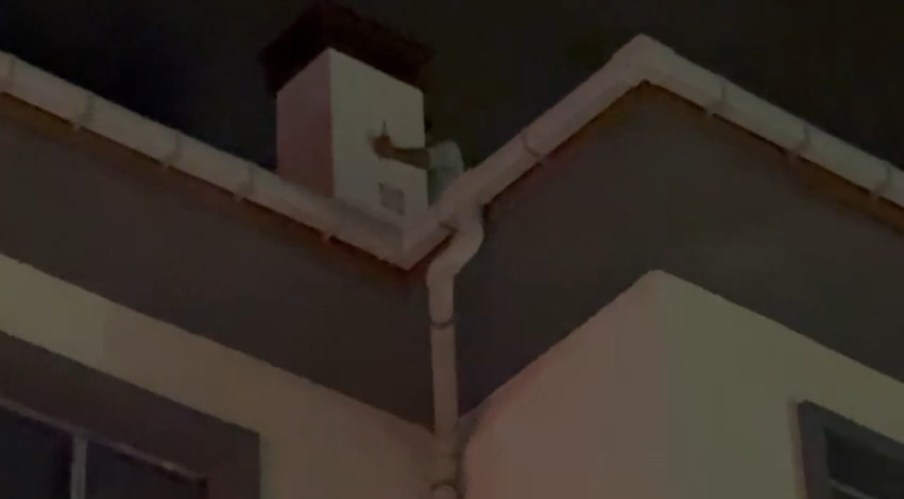 HATAY’DA AİLEVİ SORUNLARI NEDENİYLE 5 KATLI BİNANIN ÇATISINA ÇIKARAK İNTİHAR ETMEK İSTEYEN ŞAHIS...