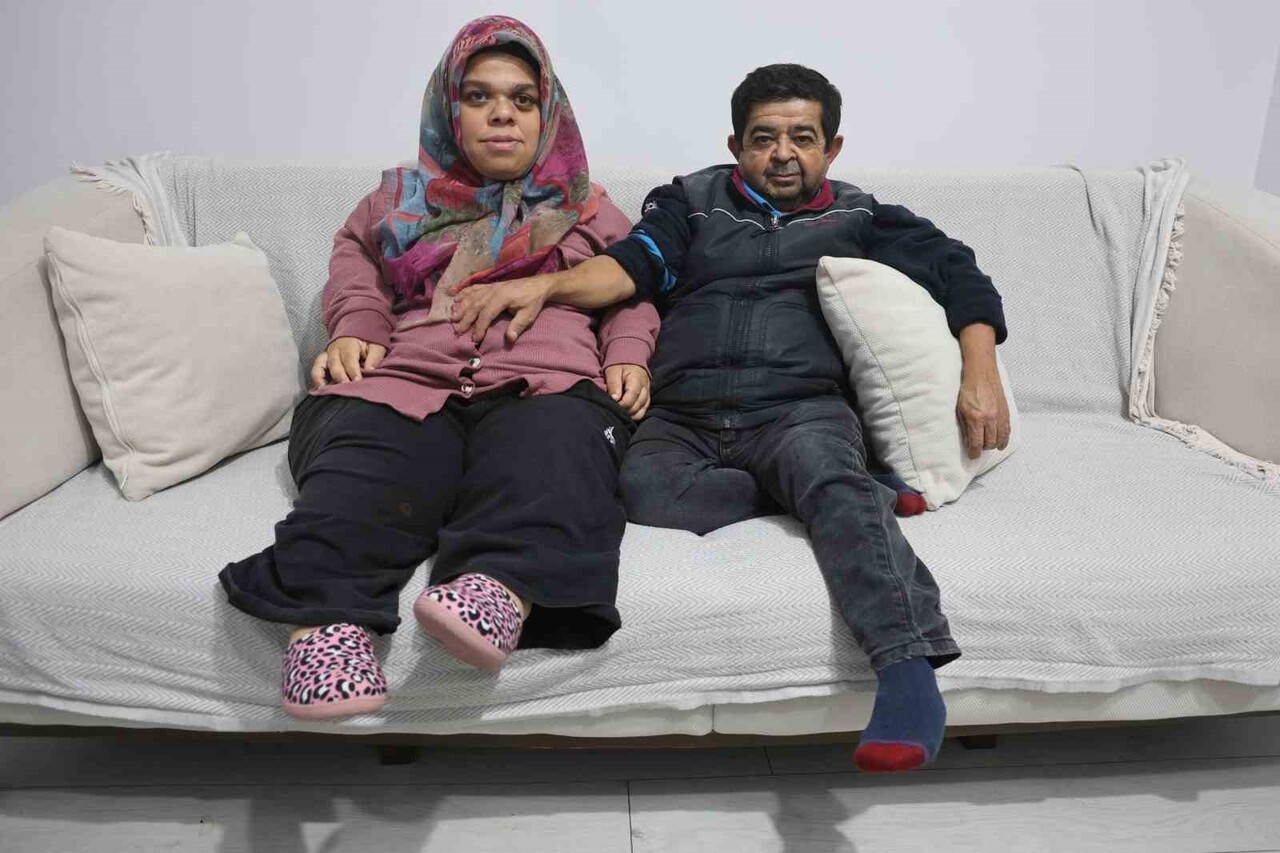 HATAY’DA AKONDROPLAZİLİ HASTASI OLAN 1 METRE BOYUNDAKİ NURGÜL AKSOY İLE MUSTAFA SEVİM, 21 YIL...