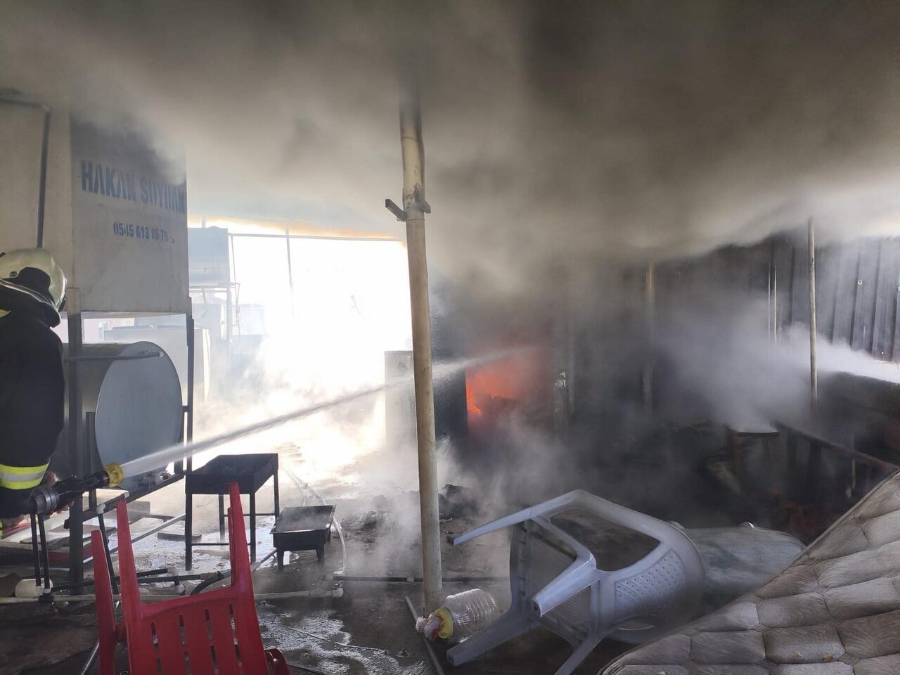 HATAY’DA ÇATI KATI ALEVLERE TESLİM OLAN MÜSTAKİL EVDE HASAR OLUŞTU.