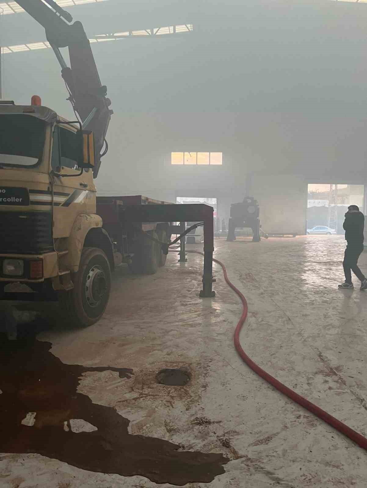 HATAY’DA ÇİKOLATA FABRİKASINDA ÇIKAN YANGIN, İTFAİYE EKİPLERİ TARAFINDAN BÜYÜMEDEN...