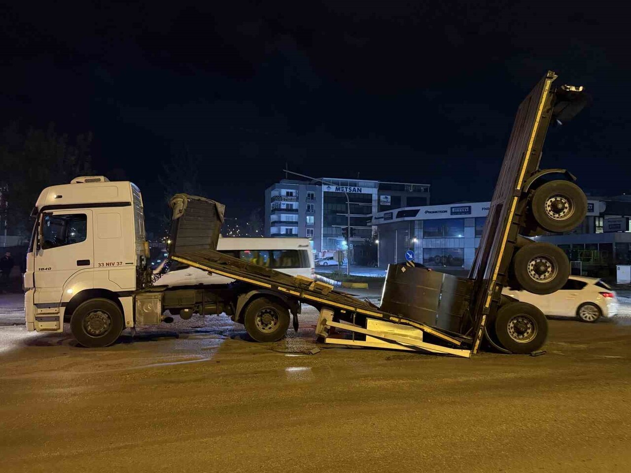 HATAY’DA DEMİR YÜKLÜ TIRIN DORSESİ YÜKE DAYANAMAYARAK SEYİR HALİNDEYKEN ORTADAN 2 YE AYRILDI....