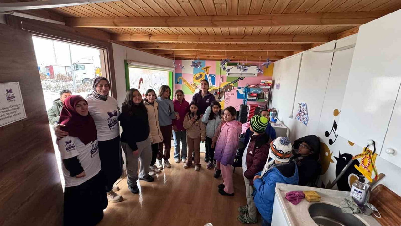 HATAY’DA DEPREMZEDE ÖĞRENCİLERİN HAYATA TUTUNMASI İÇİN ÇALIŞMALARINI SÜRDÜREN HAVVA AYDANUR...