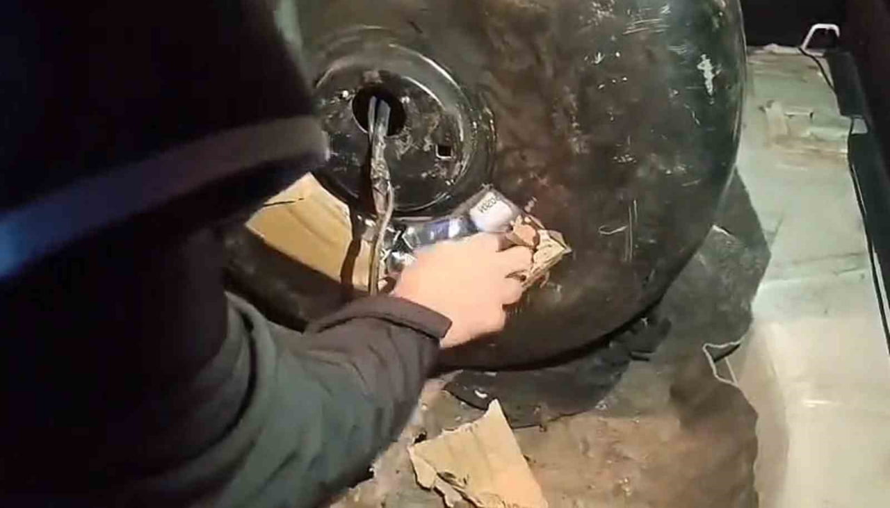 HATAY’DA KAÇAKÇILIK OPERASYONU: LPG TANKINDAN TELEFON VE ELEKTRONİK SİGARA FIŞKIRDI!