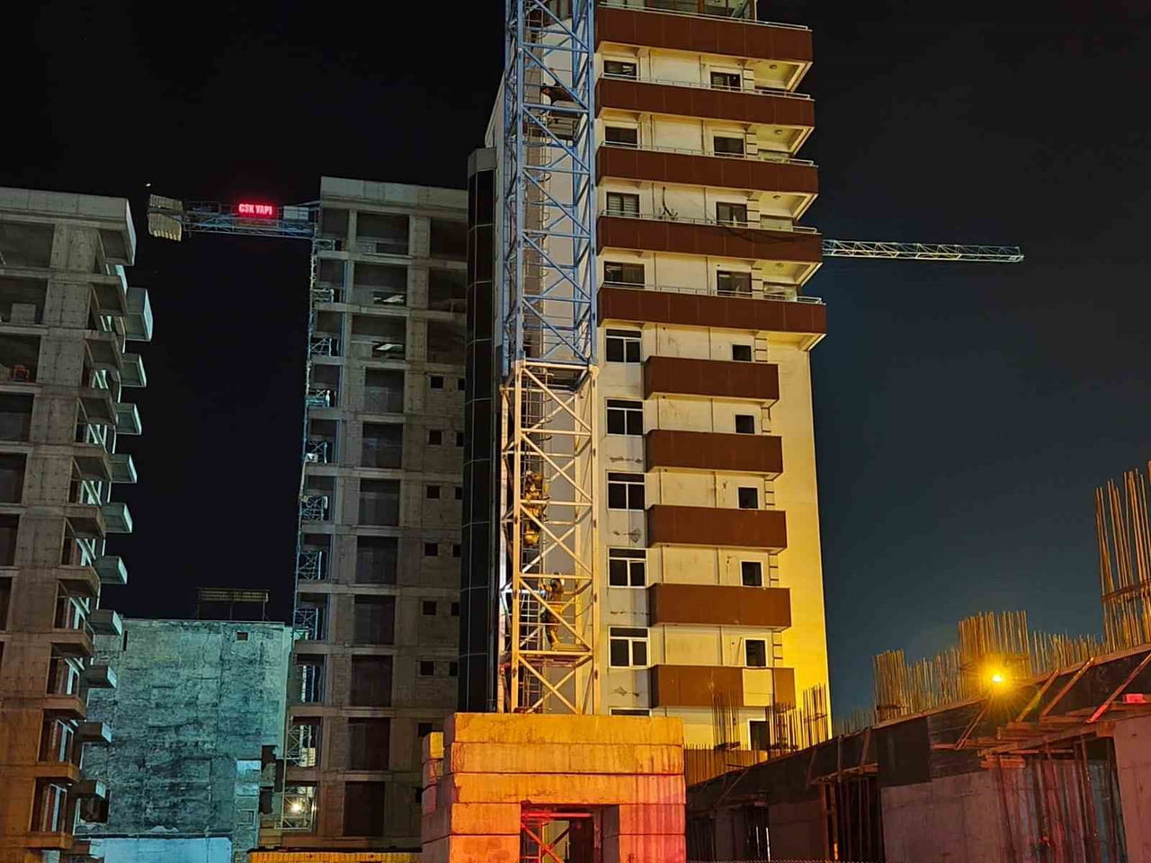 HATAY’DA KULE VİNCE ÇIKARAK İNTİHARA KALKIŞAN ŞAHIS, İTFAİYE EKİPLERİNİN İKNA ÇALIŞMALARIYLA...