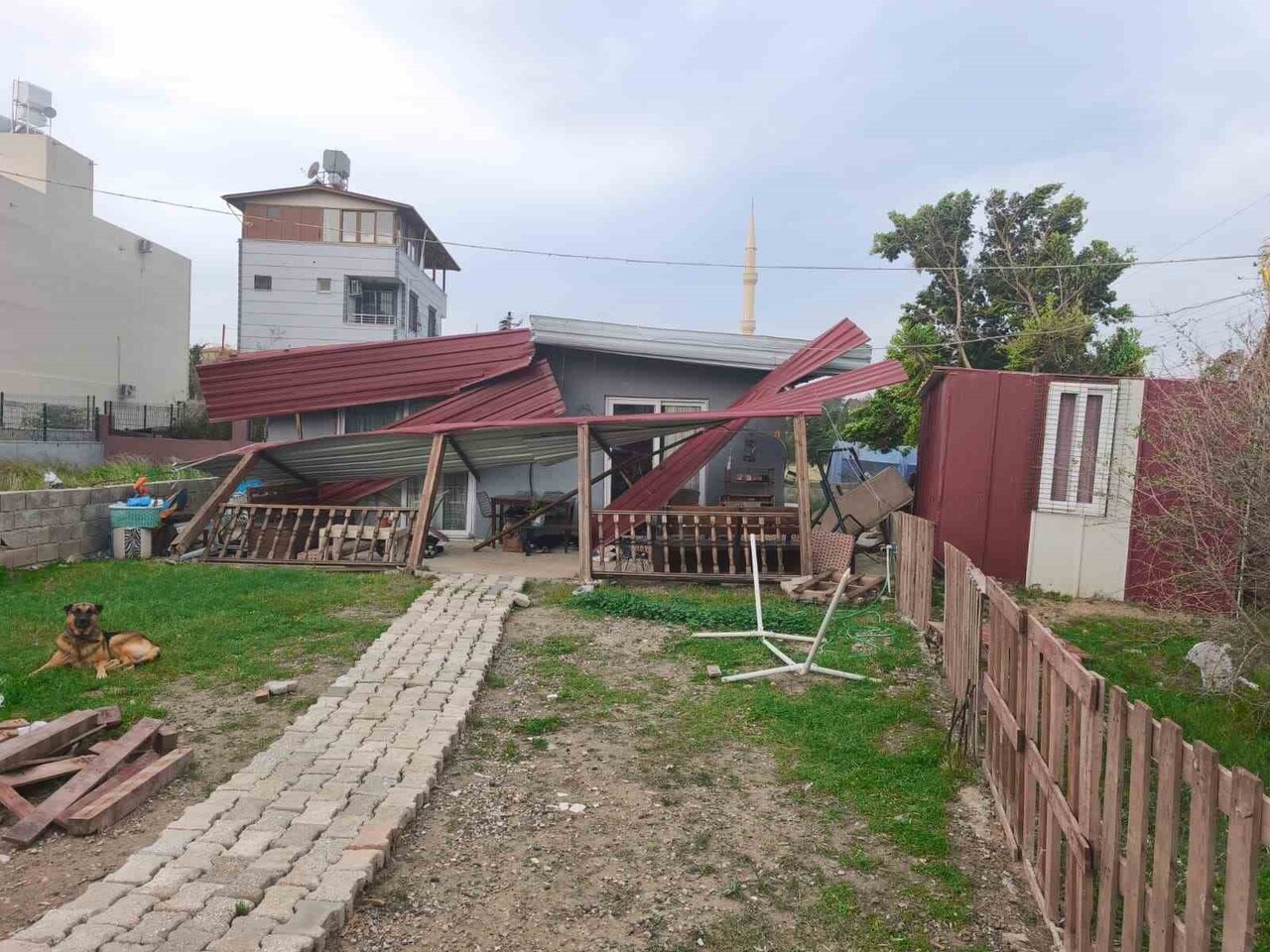 HATAY’DA KUVVETLİ FIRTINANIN ETKİSİYLE ÇATISI UÇAN VE KAPISINI KAPATAN EVDE MAHSUR KALAN 3 KİŞİ...