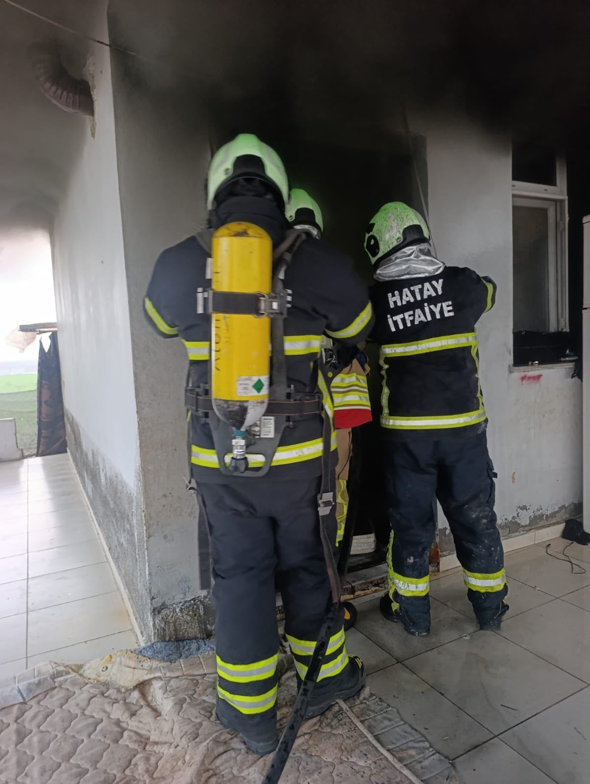 HATAY’DA MÜSTAKİL EVDE ÇIKAN YANGIN, ÇEVREYE SIÇRAMADAN SÖNDÜRÜLDÜ.