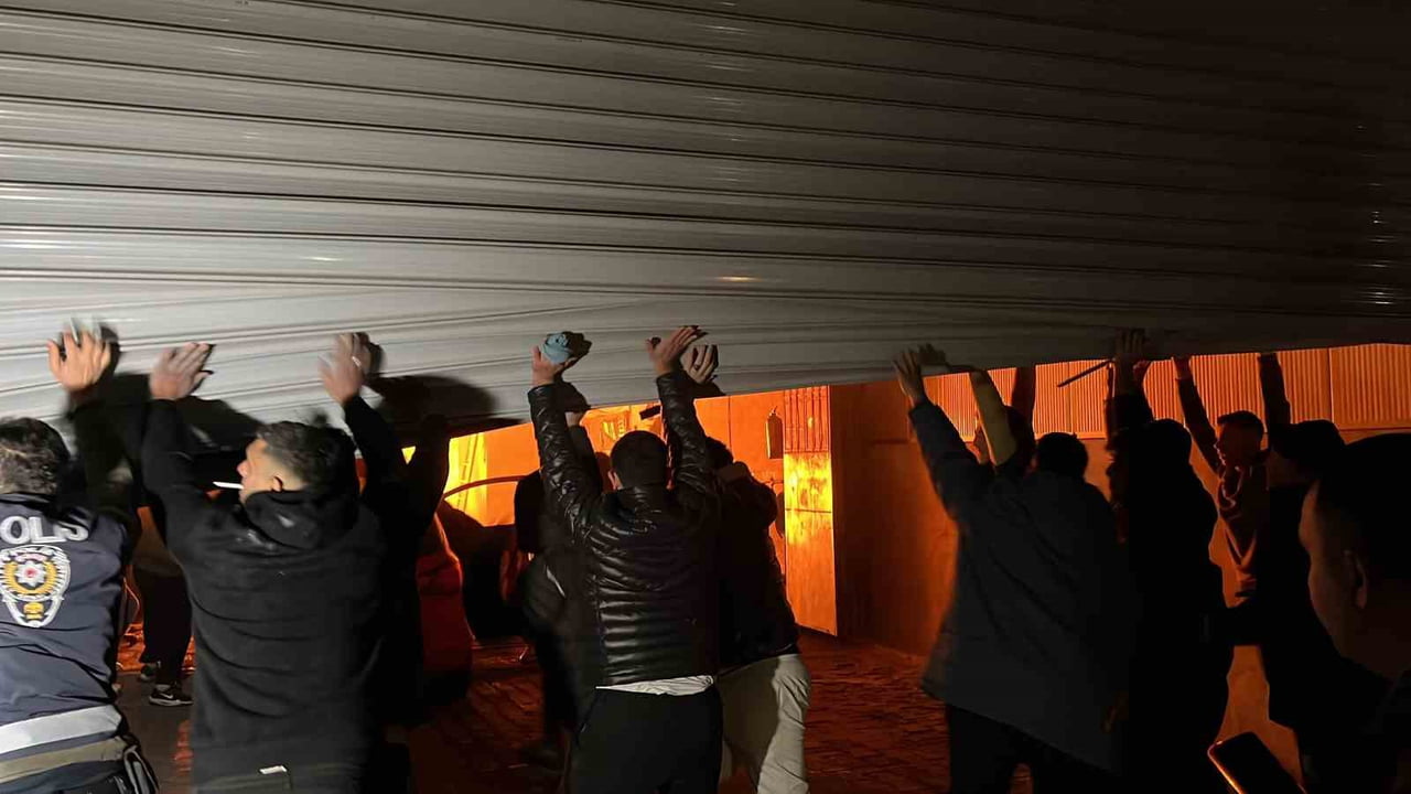 HATAY’DA SANAYİ SİTESİNDE ÇIKAN YANGINDA ALEVLERE TESLİM OLAN 4 İŞ YERİNDEKİ ARAÇLARI KURTARMAK...