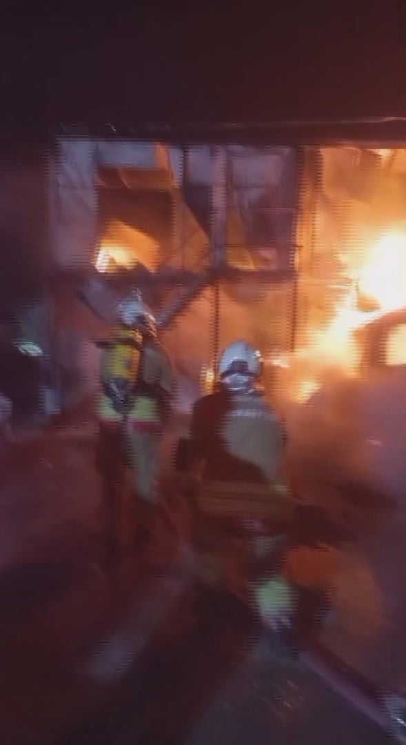 HATAY’DA ŞANTİYEDE ÇALIŞAN İŞÇİLERİN KALDIĞI KONTEYNER YATAKHANE ALEVLERE TESLİM OLARAK YANDI....