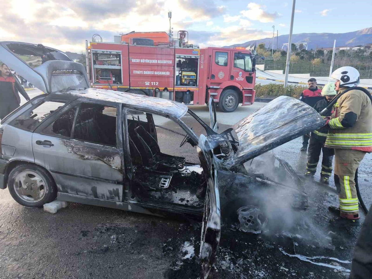 HATAY’DA SEYİR HALİNDEYKEN ALEVLERE TESLİM OLAN TOFAŞ MARKA OTOMOBİL, YANARAK KULLANILAMAZ HALE...