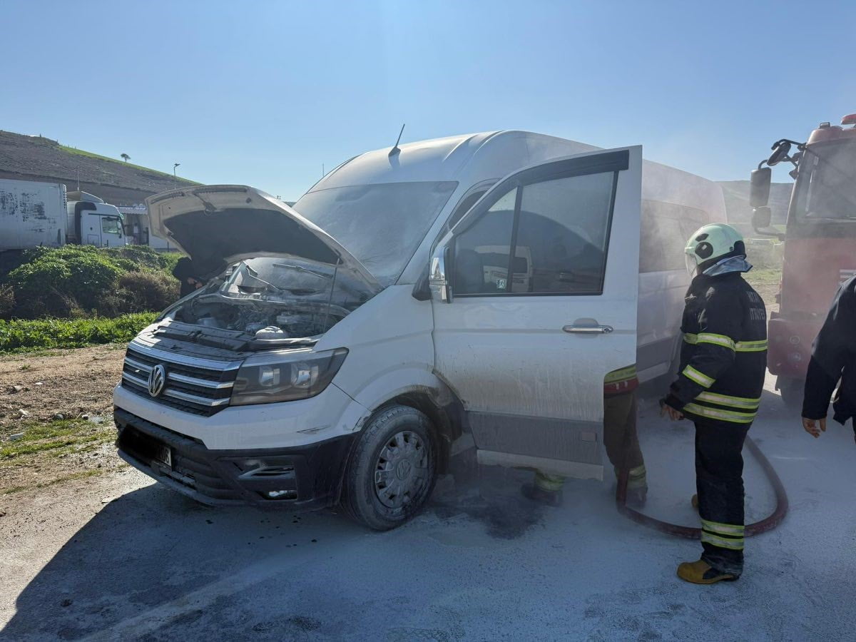 HATAY’DA SEYİR HALİNDEYKEN MOTOR KISMI ALEVLERE TESLİM OLAN MİNİBÜSTE ÇIKAN YANGIN BÜYÜMEDEN...