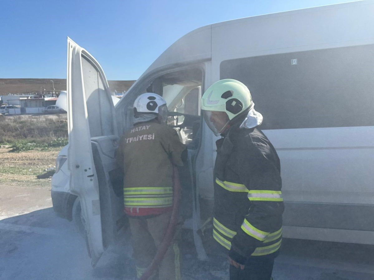 HATAY’DA SEYİR HALİNDEYKEN MOTOR KISMI ALEVLERE TESLİM OLAN MİNİBÜSTE ÇIKAN YANGIN BÜYÜMEDEN...