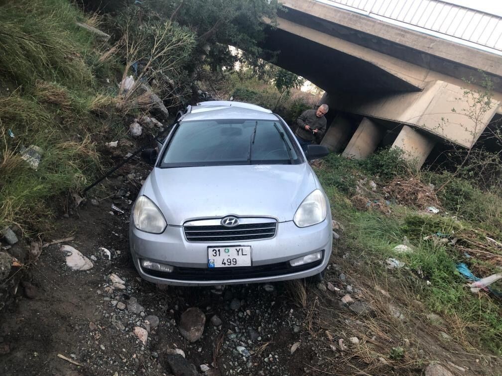 HATAY’DA SÜRÜCÜSÜNÜN KONTROLÜNÜ KAYBETMESİYLE KÖPRÜDEN UÇARAK HURDAYA DÖNEN OTOMOBİLİN SÜRÜCÜSÜ...
