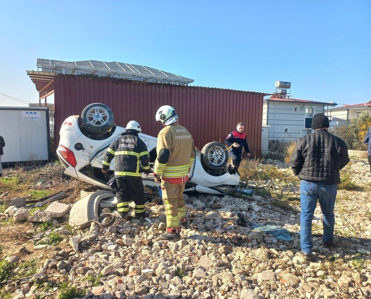 HATAY’DA TAKLA ATARAK TERS DÖNEN OTOMOBİLİN SÜRÜCÜSÜ YARALANDI.