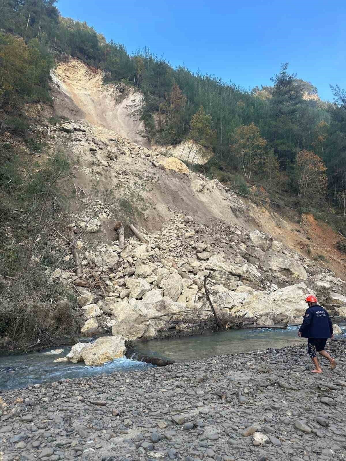 HATAY’DA YAYLADA YAŞANAN HEYELANDA TONLARCA TOPRAK KAYDI, AFAD VE İTFAİYE EKİPLERİ BÖLGEYE GELEREK...