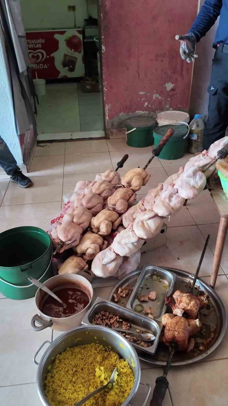 HATAY’DA ZABITA EKİPLERİNİN DENETİMİ ESNASINDA HİJYEN KURALLARINA UYMAYAN DÖNERCİDE MİDE...