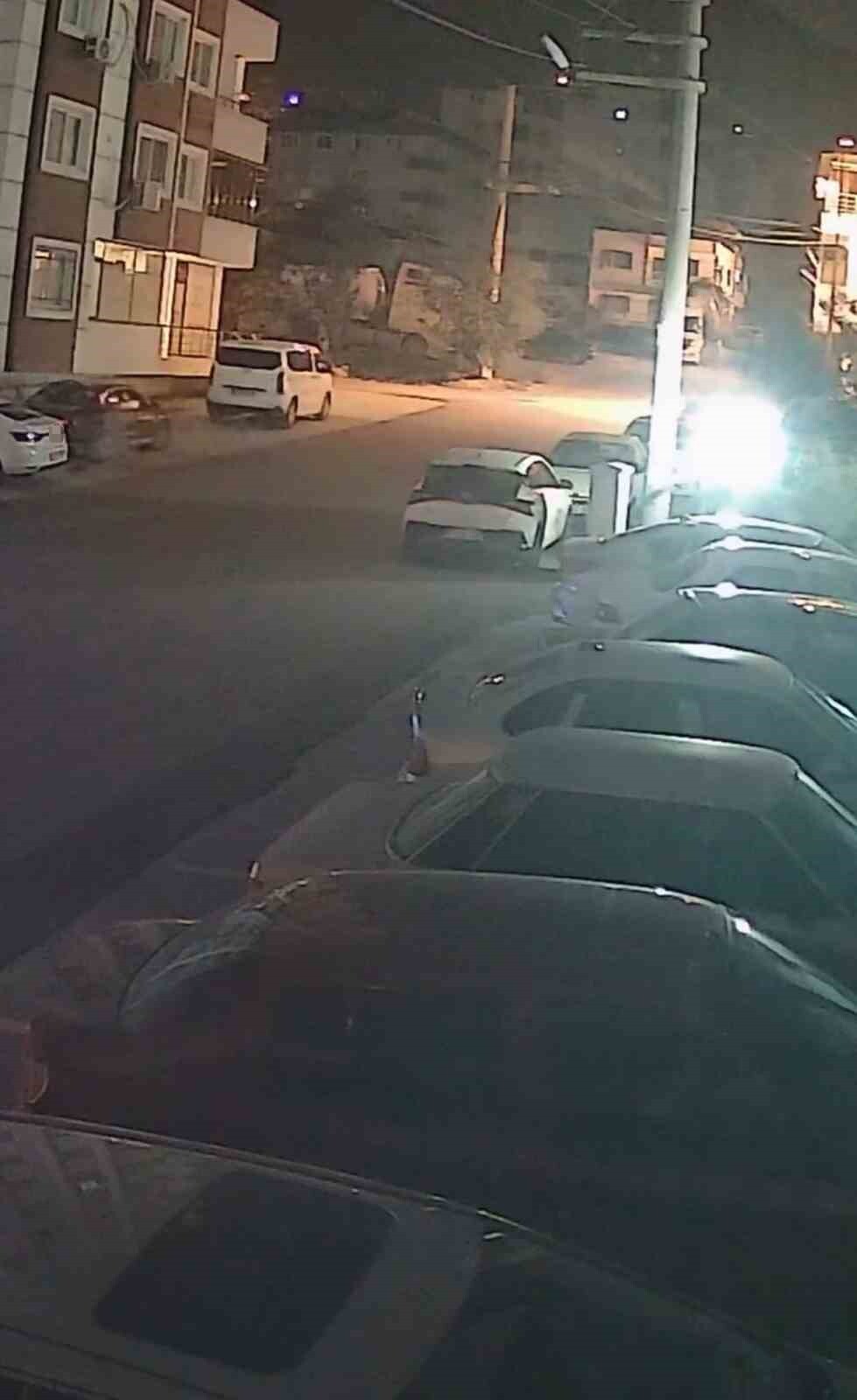 HATAY (İHA) - HATAY’IN İSKENDERUN İLÇESİNDE ETKİLİ OLAN ŞİDDETLİ FIRTINA, İLGİNÇ BİR GÖRÜNTÜYE...