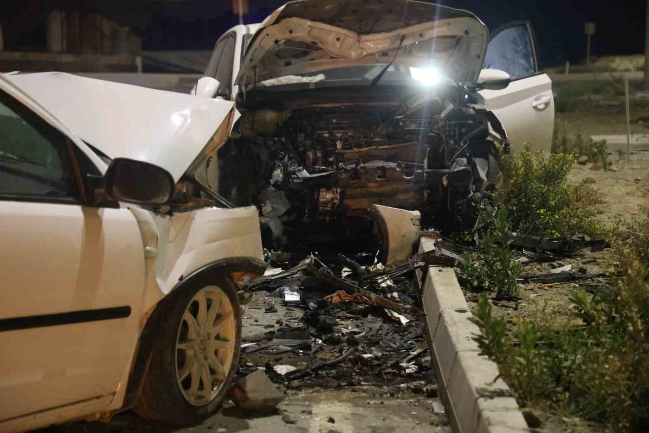 HATAY’IN ANTAKYA İLÇESİNDE KAFA KAFAYA ÇARPIŞAN İKİ OTOMOBİLİN HURDAYA DÖNDÜĞÜ KAZADA 2 KİŞİ...