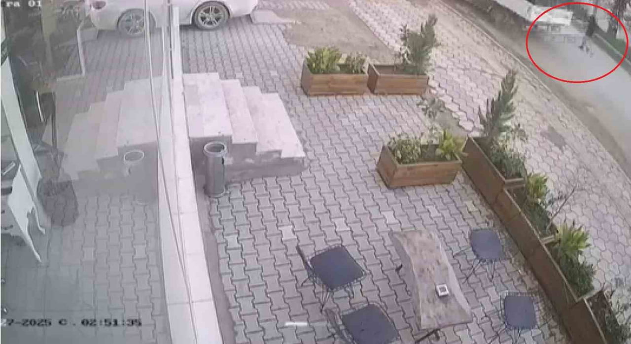 HATAY’IN ANTAKYA İLÇESİNDE KARŞIDAN KARŞIYA KOŞARAK GEÇEN ÇOCUĞUN, ÖLÜMLE BURUN BURUNA GELDİĞİ...