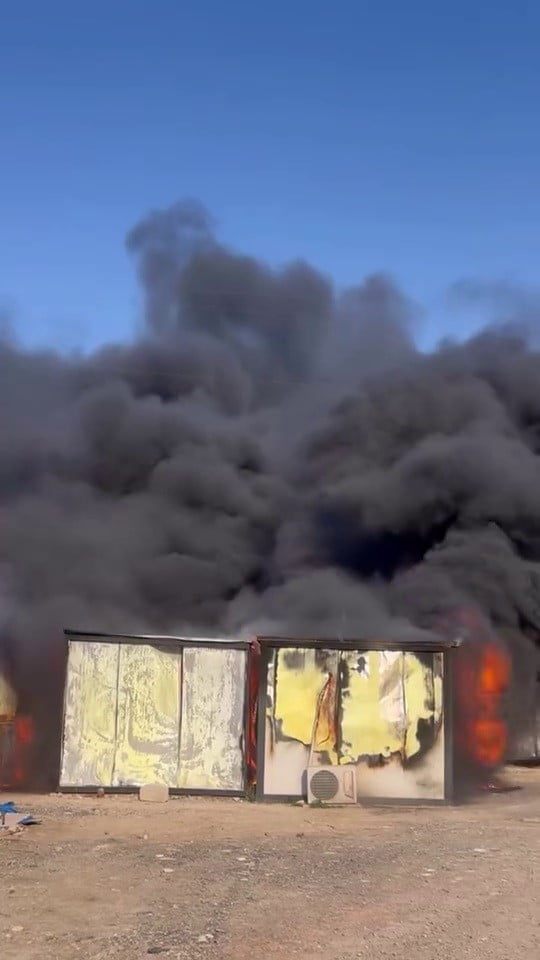 HATAY’IN İSKENDERUN İLÇESİNDE İŞÇİLERİN KONAKLADIĞI BİR KONTEYNERDE ÇIKAN YANGIN PANİĞE NEDEN...