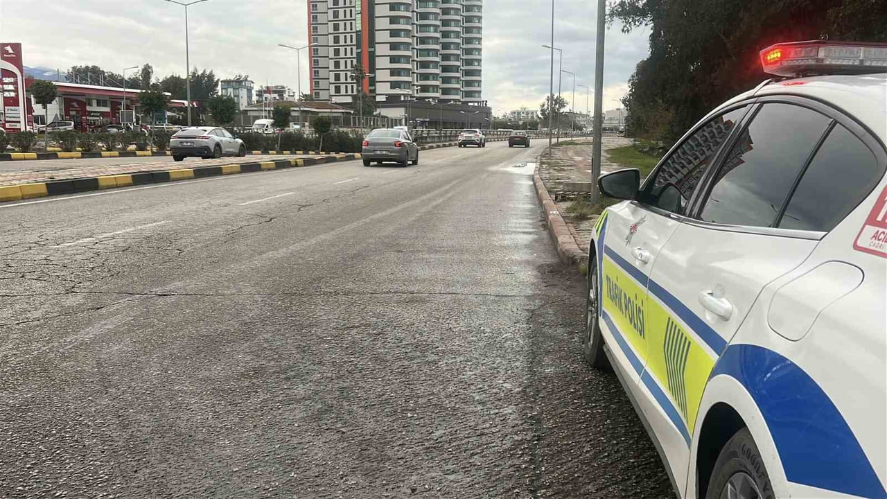 HATAY’IN İSKENDERUN İLÇESİNDE MEYDANA GELEN TRAFİK KAZASINDA, YOLUN KARŞISINA GEÇMEYE ÇALIŞAN BİR...