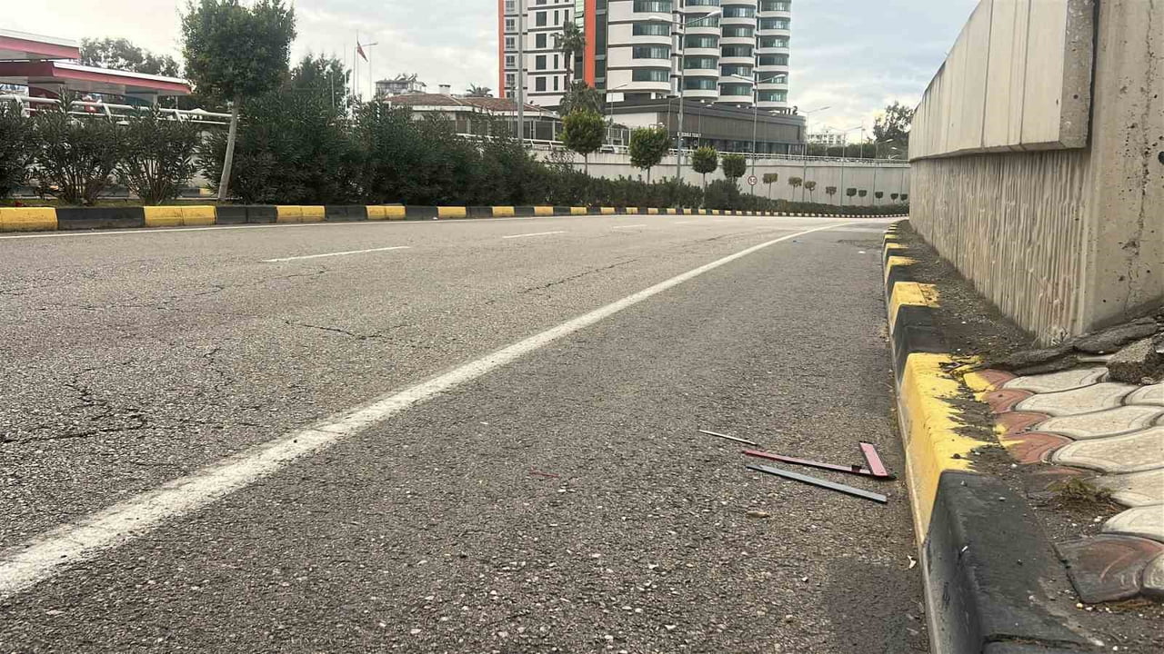 HATAY’IN İSKENDERUN İLÇESİNDE MEYDANA GELEN TRAFİK KAZASINDA, YOLUN KARŞISINA GEÇMEYE ÇALIŞAN BİR...