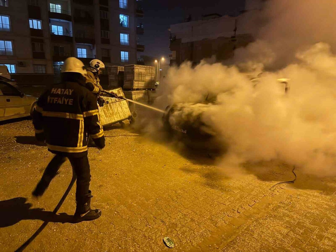 HATAY’IN KIRIKHAN İLÇESİNDE HAFİF TİCARİ ARAÇTA ÇIKAN YANGIN, BÜYÜMEDEN İTFAİYE EKİPLERİ...