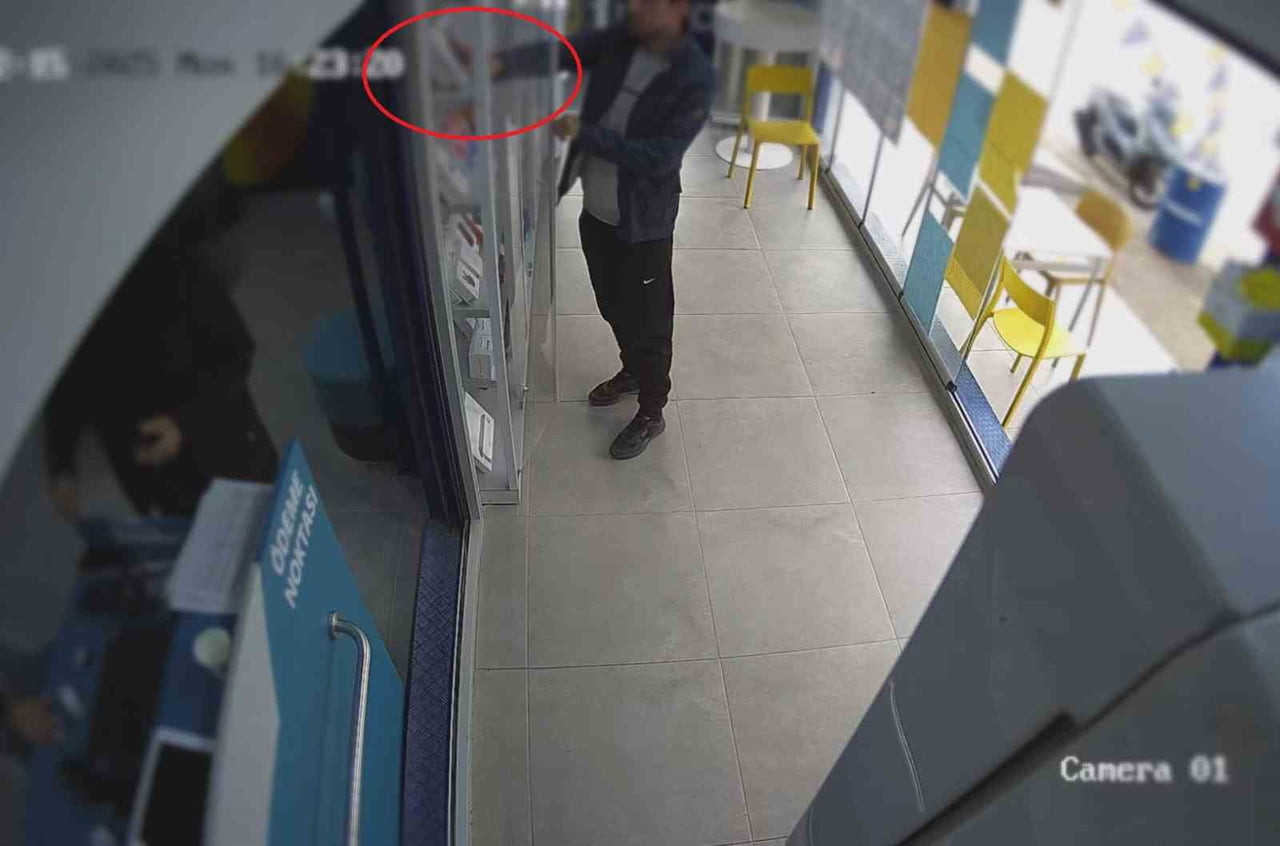 HATAY’IN KIRIKHAN İLÇESİNDE İŞYERİNDE GİRİP KAŞLA GÖZ ARASINDA TELEFONU ÇALAN HIRSIZIN ÇALMA ANI...