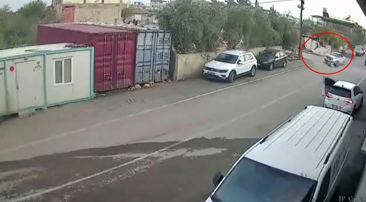 HATAY’IN KIRIKHAN İLÇESİNDE OTOMOBİLLE ÇARPIŞAN MOTOSİKLET SÜRÜCÜSÜNÜN HAVADA TAKLALAR ATIP UÇTUĞU...