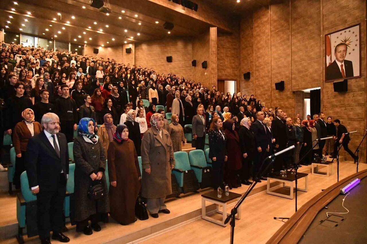 HAYATA KÖPRÜ SANAT PROJESİ KAPSAMINDA "ALTIN ÇAĞ" TİYATRO GÖSTERİSİ SAHNELENDİ