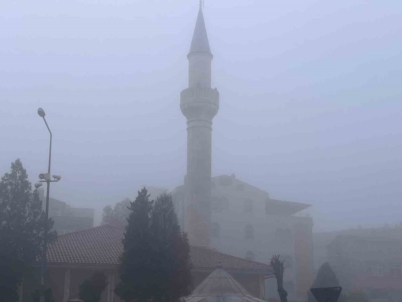 HAYRABOLU İLÇESİNDE SİS ETKİLİ OLDU.