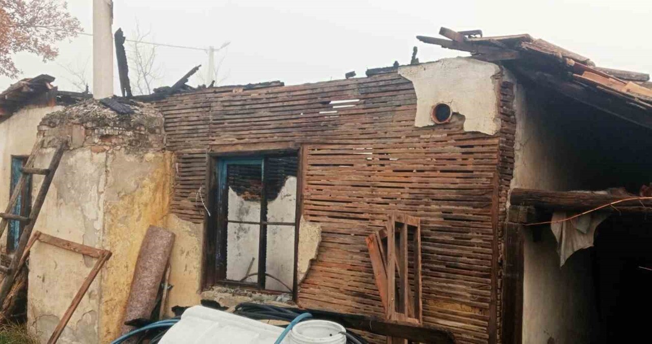 HİSARCIK’TA ÇIKAN YANGINDA DEPREM KONUTU KULLANILMAZ HALE GELDİ