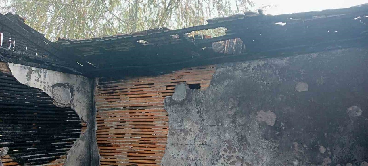 HİSARCIK’TA ÇIKAN YANGINDA DEPREM KONUTU KULLANILMAZ HALE GELDİ