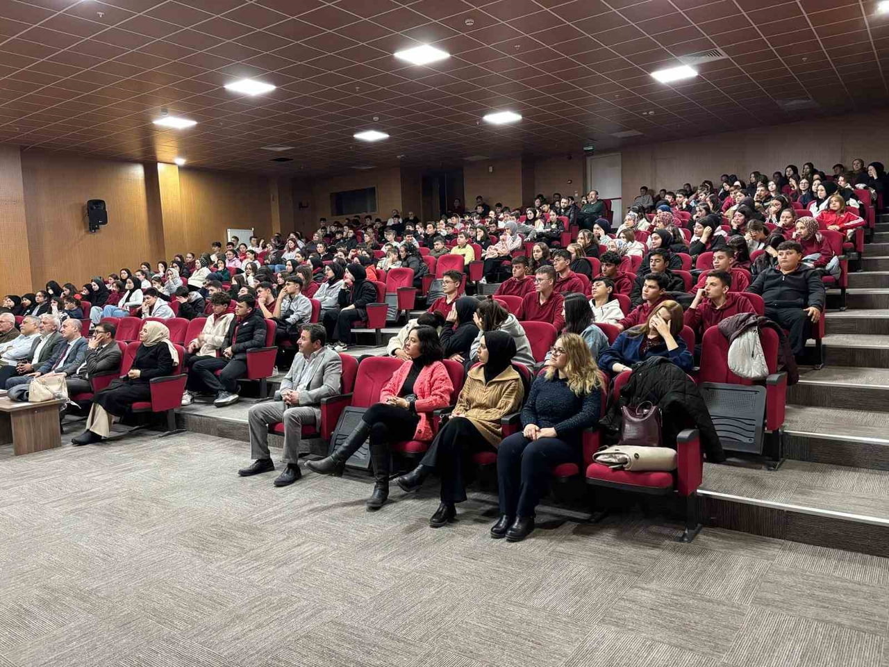 HİSARCIK’TA ÖĞRENCİLERE "SOSYAL MEDYA BAĞIMLILIĞI" KONULU KONFERANS