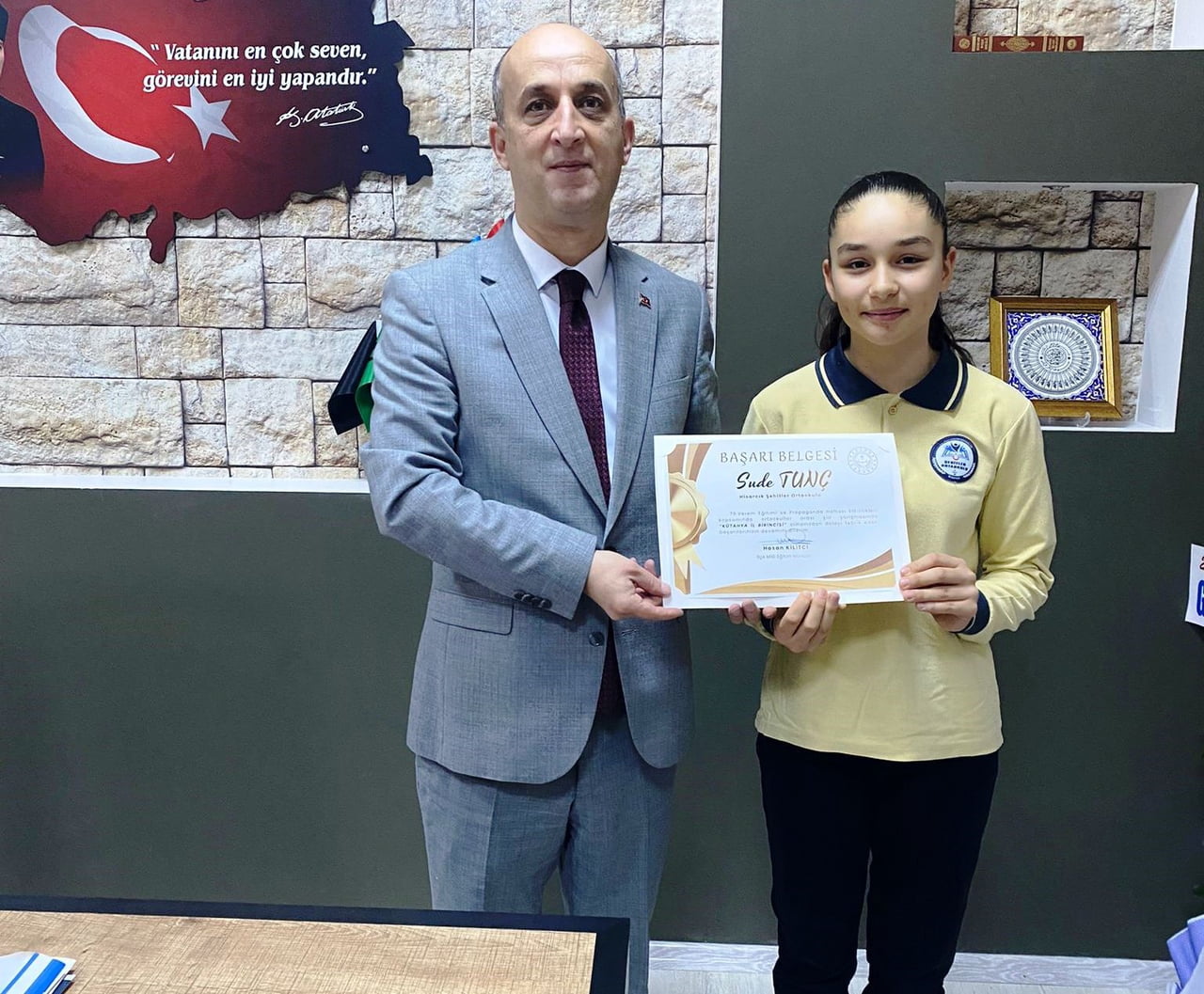 HİSARCIK’TA ŞİİR YARIŞMASINDA İL BİRİNCİSİ OLAN ÖĞRENCİ ÖDÜLLENDİRİLDİ