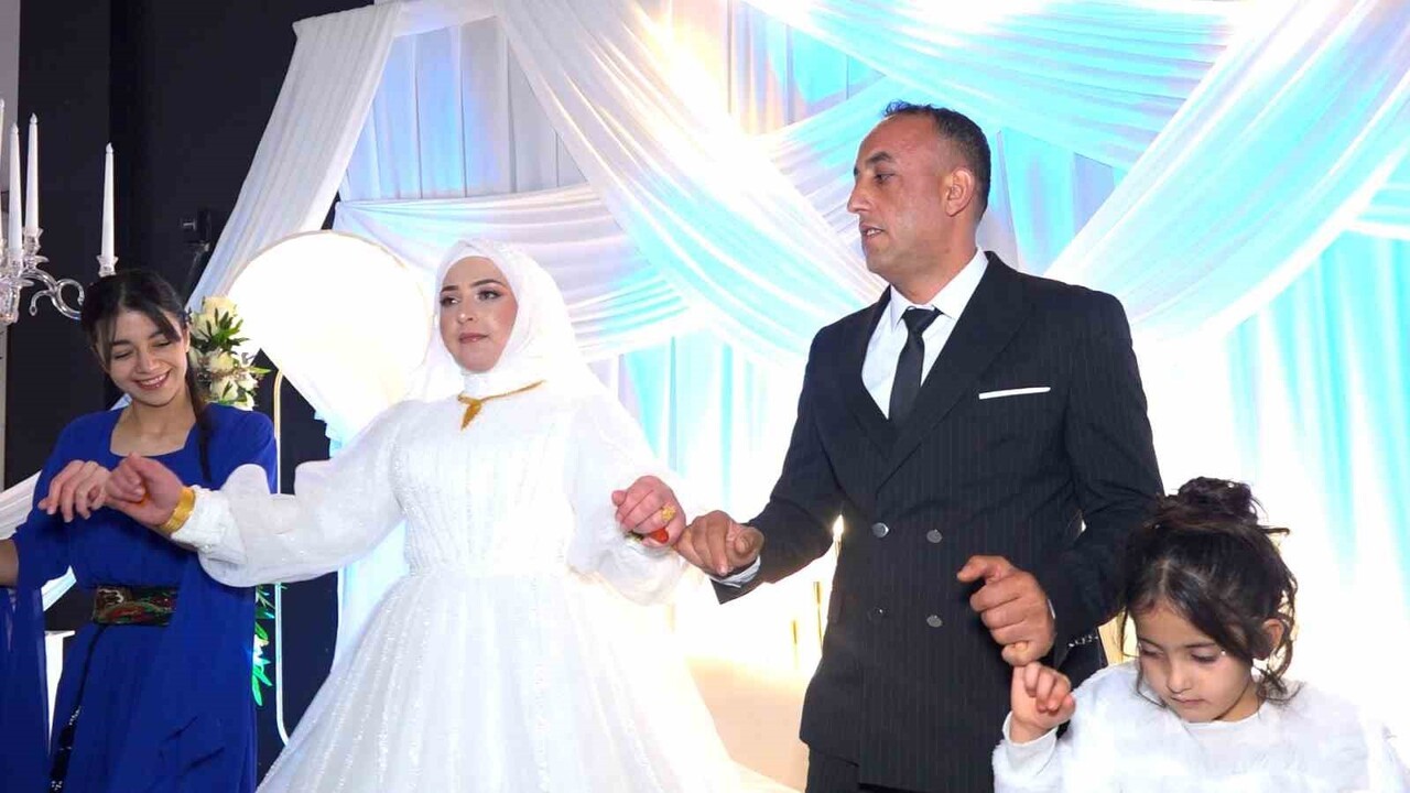 HİZAN İLÇESİNDE 14 YIL ÖNCE KAÇARAK EVLENEN AYFER VE KENAN DURMAZ ÇİFTİ, 2 ÇOCUKLARIYLA BİRLİKTE...