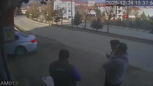 Hızla gelen araç, oto yıkamadan çıkan otomobile böyle çarptı