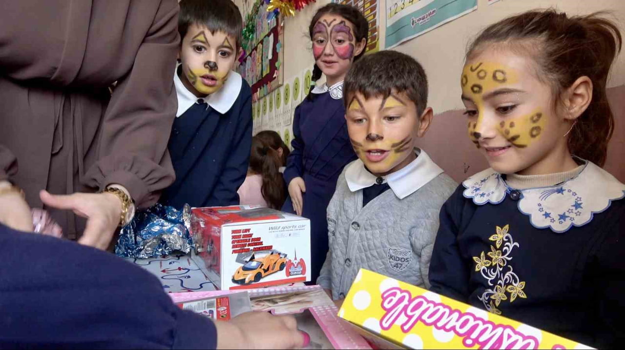 İBRAHİM ÇEÇEN VAKFI TARAFINDAN HAYATA GEÇİRİLEN "MUTLULUK HAREKATI" PROJESİ, AĞRI'DAKİ ÇOCUKLARIN...