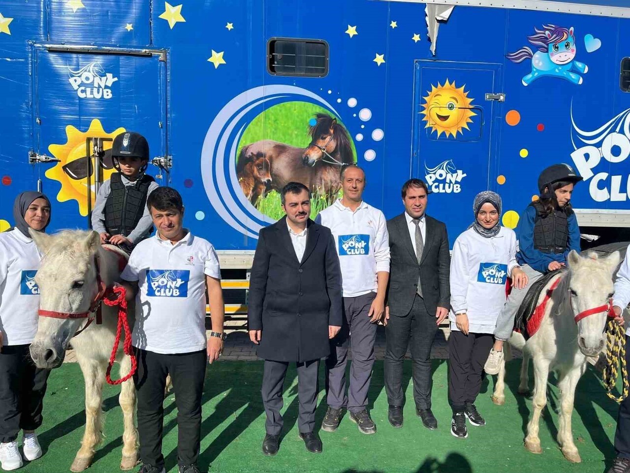 İCLE KAYMAKAMI MUSTAFA ATIŞ VE DİCLE İLÇE MİLLİ EĞİTİM MÜDÜRÜ MUSTAFA SABIR, PONY ATLARIN OLDUĞU...