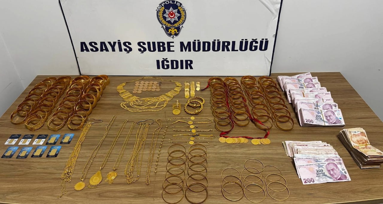 IĞDIR'DA BİR KUYUMCUDAN ALTIN VE NAKİT PARA ÇALDIKLARI İDDİA EDİLEN 3 ŞÜPHELİ, POLİS EKİPLERİNCE...