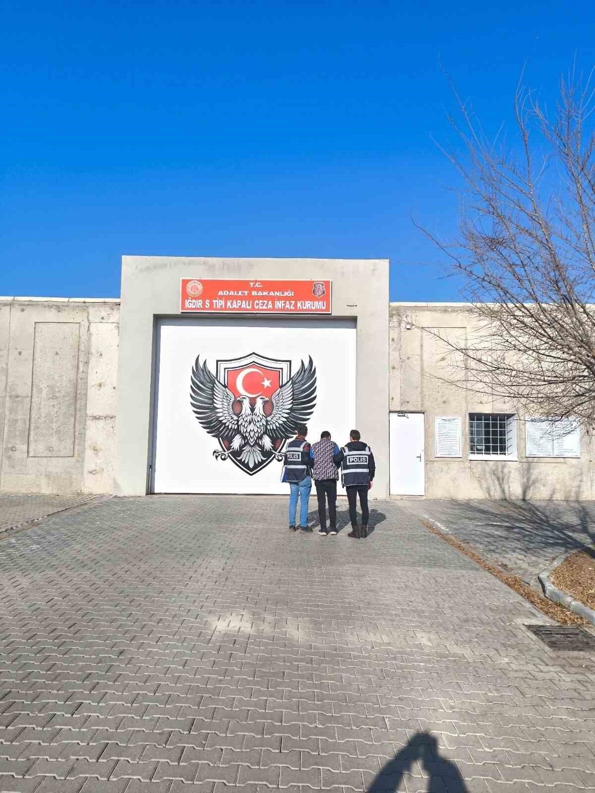 IĞDIR'DA ÇEŞİTLİ SUÇLARDAN HAKKINDA TOPLAM 23 YIL 3 AY 25 GÜN KESİNLEŞMİŞ HAPİS CEZASI BULUNAN...