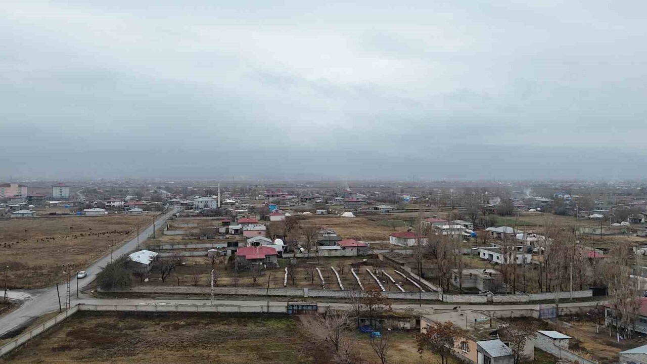 IĞDIR’IN KARAAĞAÇ MAHALLESİ’NDE YAŞAYAN VATANDAŞLAR, DOĞALGAZ ÇALIŞMALARININ YARIDA BIRAKILMASINA...