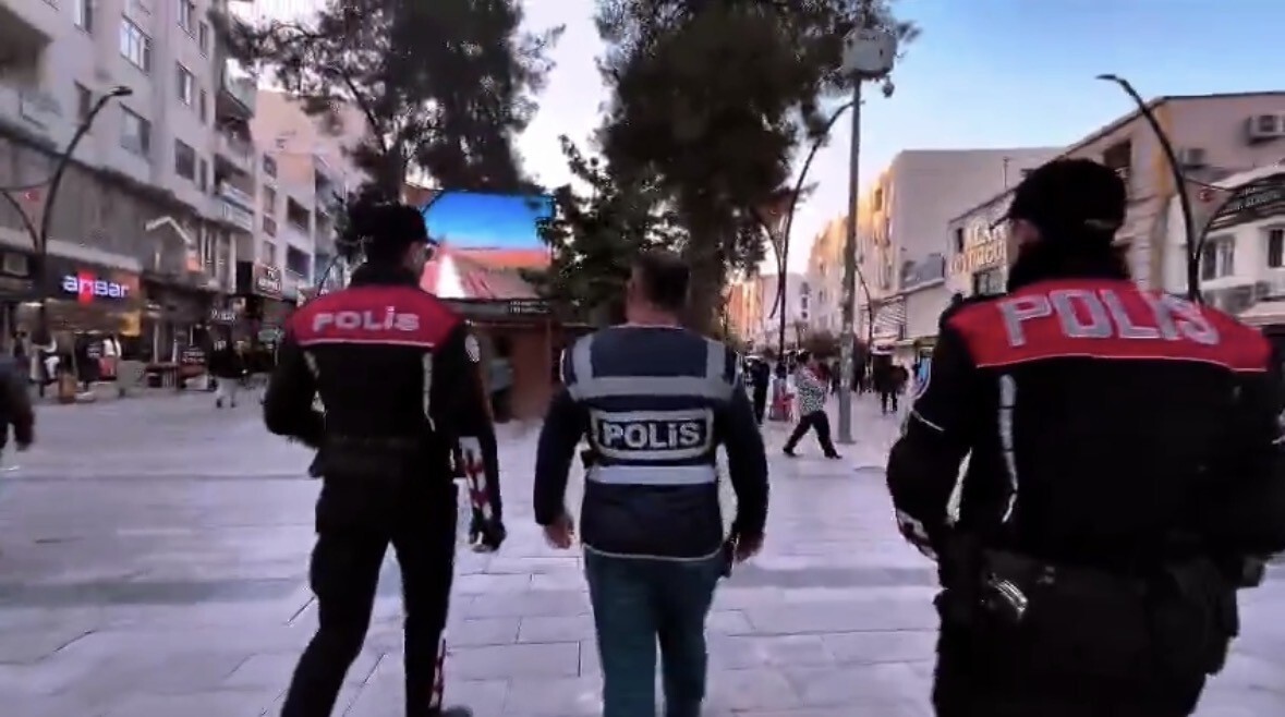 İLÇE GENELİNDE 9 EKİP VE 50 PERSONELİN KATILIMIYLA GERÇEKLEŞTİRİLEN UYGULAMADA; 4 OKUL ÇEVRESİ, 10...