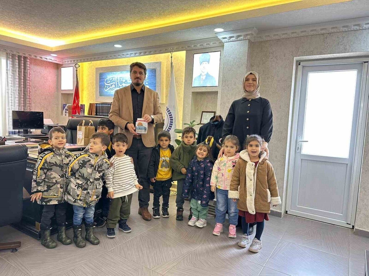 İLÇE MERKEZİNDE OKUYAN 4-6 YAŞ KUR’AN KURSU ÖĞRENCİLERİ, ÖĞRETİCİLERİYLE BİRLİKTE İLÇE MÜFTÜLÜĞÜNÜ...