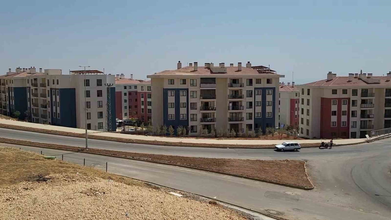 İNDERE KONUTLARI’NA YERLEŞEN YAPICI AİLESİ YENİ YUVALARINDA GÜVEN VE HUZUR İÇERİSİNDE YAŞAMLARINI...