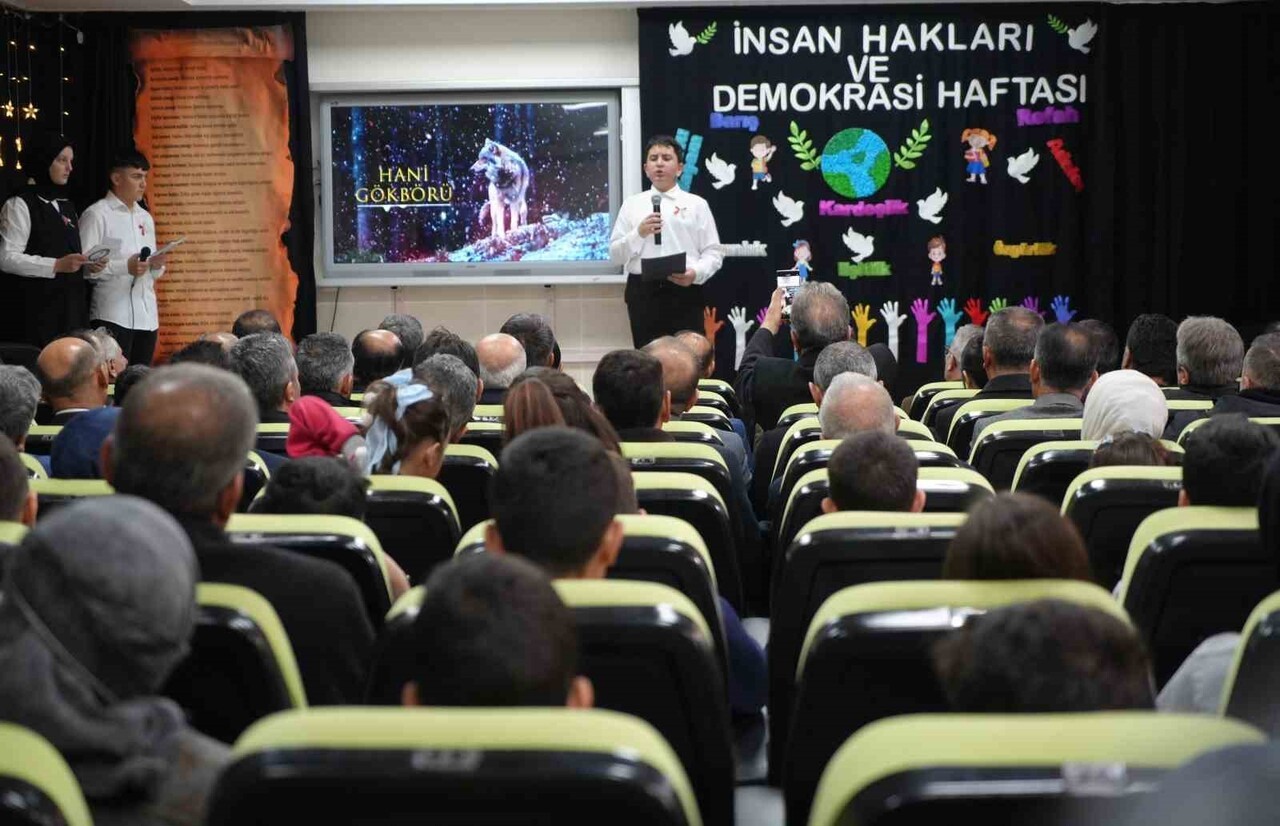 İNSAN HAKLARI GÜNÜ'NDE FİLİSTİN VE DOĞU TÜRKİSTAN VURGUSU YAPILDI