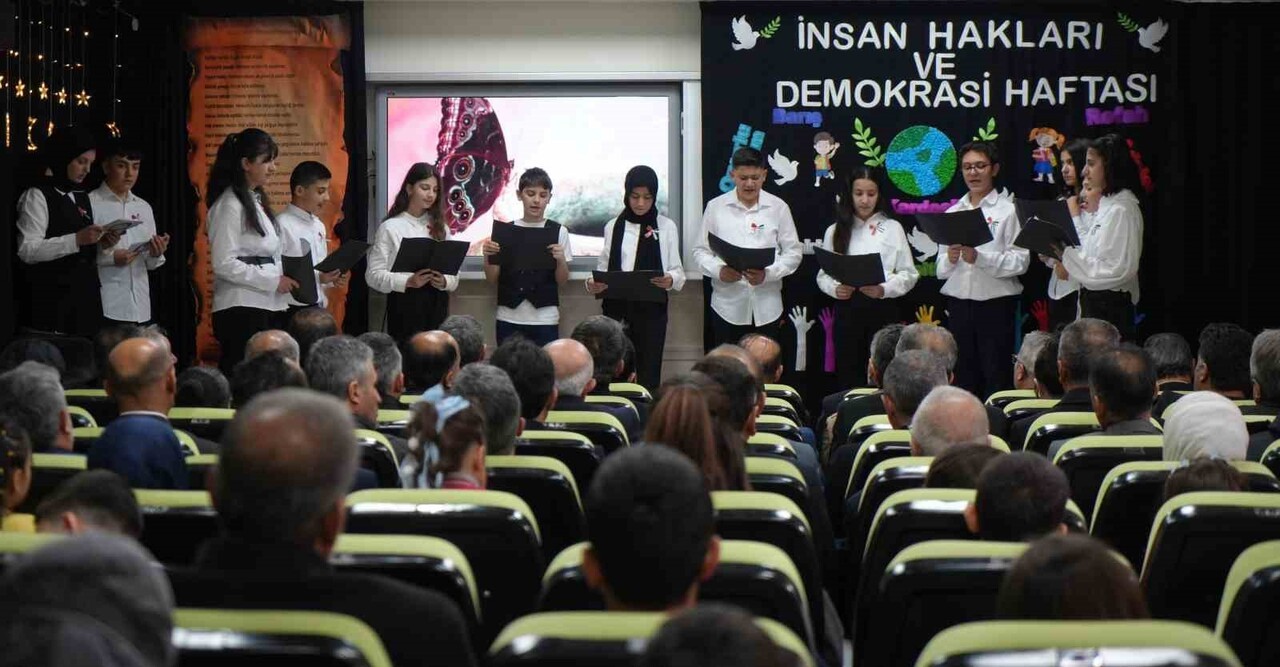 İNSAN HAKLARI GÜNÜ'NDE FİLİSTİN VE DOĞU TÜRKİSTAN VURGUSU YAPILDI