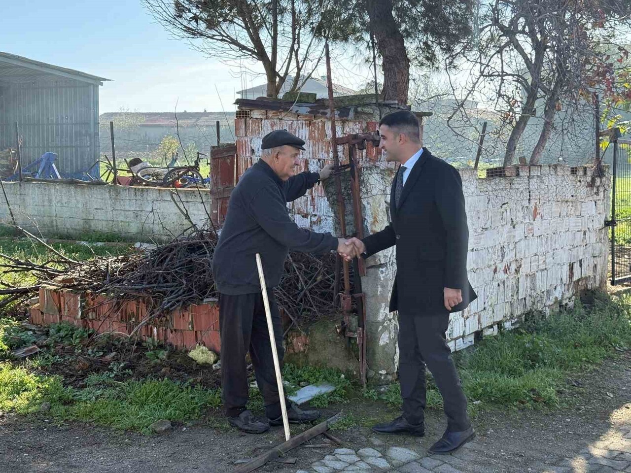 İPSALA KAYMAKAMI ÖMER SEVGİLİ, KÖY ZİYARETİ KAPSAMINDA MUSTAFA ŞAHİN’İ İŞ YERİNDE ZİYARET EDEREK...