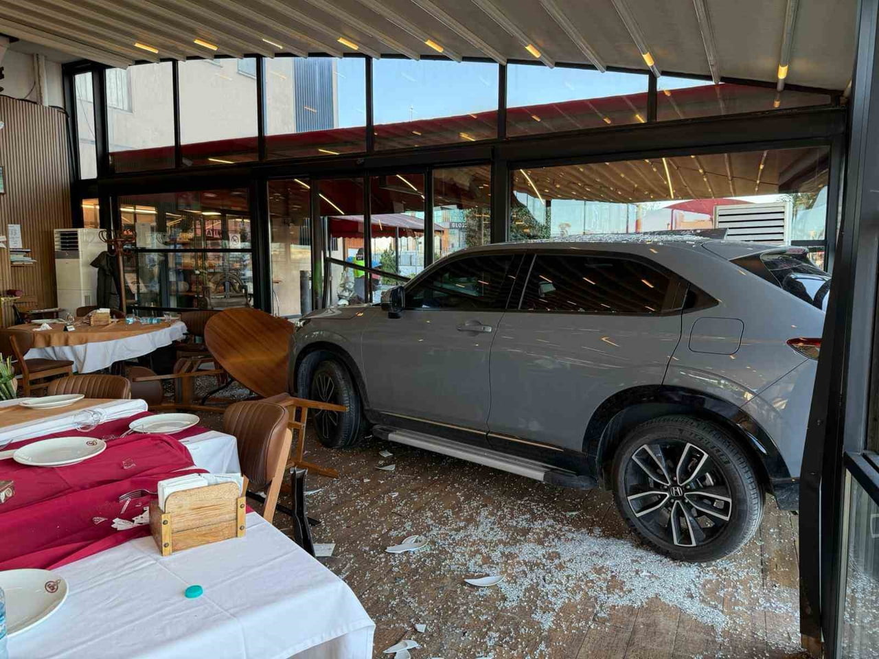 İŞLETMECİ EYÜP CİVELEK, "İÇERİDE MÜŞTERİ OLMAYAN BİR ZAMANDA OTURURKEN. BİR BAKTIK İÇERİYE ARABA...