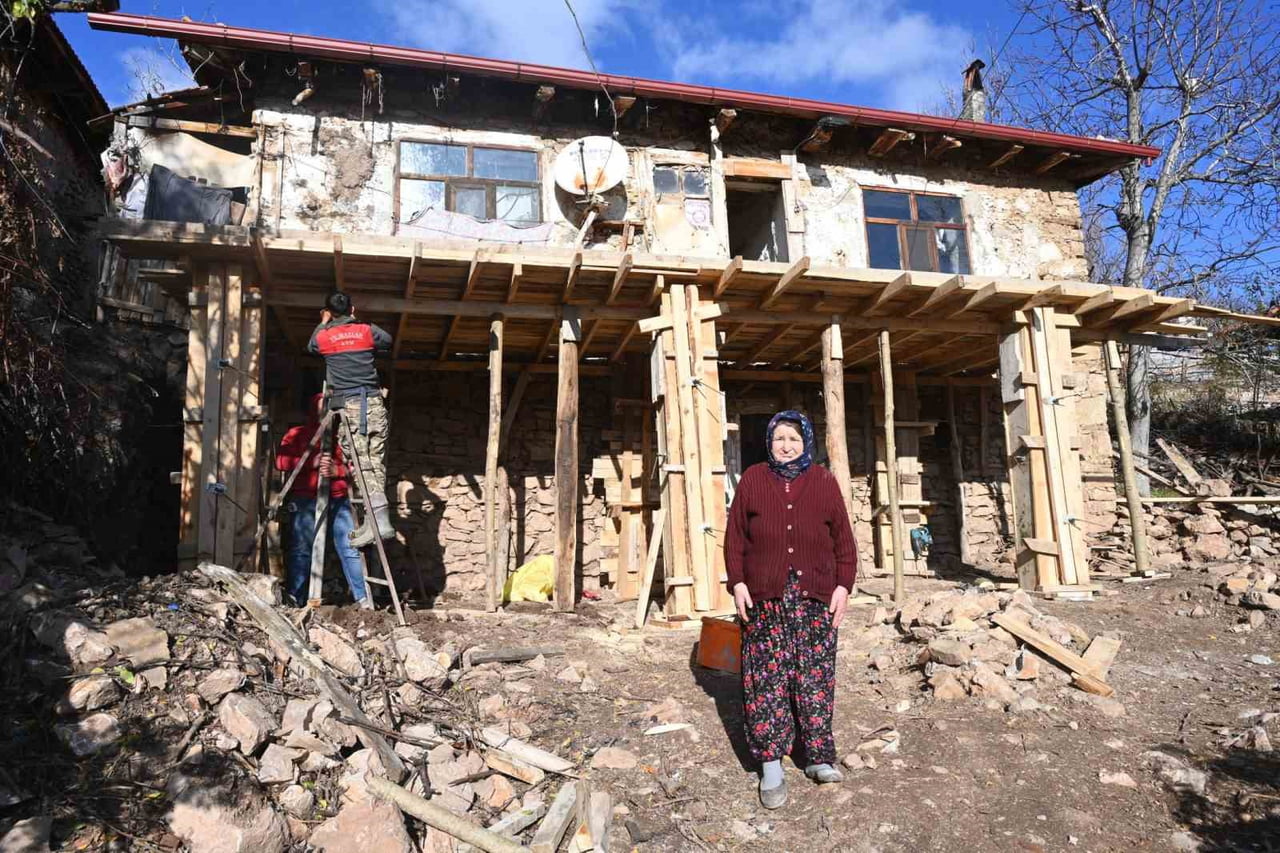 ISPARTA'NIN AKSU İLÇESİNE BAĞLI SOFULAR KÖYÜNDE YAŞAYAN 85 YAŞINDAKİ KADININ 70 YILLIK EVİNDE...