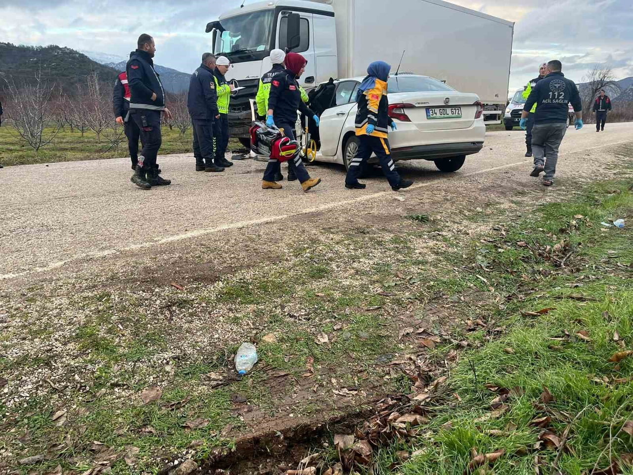 ISPARTA’NIN EĞİRDİR İLÇESİNDE OTOMOBİLİN PARK HALİNDEKİ KAMYONA ÇARPMASI SONUCU MEYDANA GELEN...